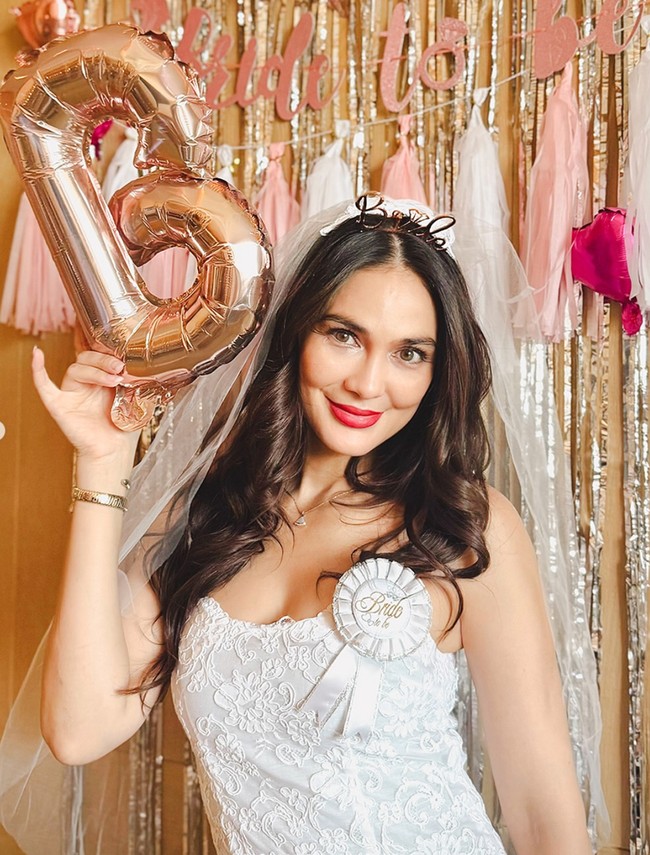 Seperti layaknya calon manten di acara bridal shower, Luna juga berganti pakaian kenakan busana strapless warna putih lengkap dengan veil di kepalanya. Tampil bak pengantin, Luna terlihat cantik. Foto: Instagram/@lunamaya