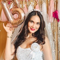 Seperti layaknya calon manten di acara bridal shower, Luna juga berganti pakaian kenakan busana strapless warna putih lengkap dengan veil di kepalanya. Tampil bak pengantin, Luna terlihat cantik. Foto: Instagram/@lunamaya