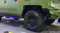 Sebagai sebuah jip militer, MAB Birawa dirancang dengan sumbu roda berjarak 2.600 mm dan ground clearance 225 mm. Dalam lembar spesifikasinya, disebutkan bahwa Birawa dilengkapi dengan sok depan double-wishbone independen dan belakang pakai model dependent dengan tapered stiffness spring. Foto: Muhammad Hafizh Gemilang