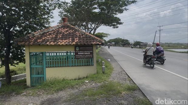 Makam misterius di Pantura Lasem, Rembang, Minggu (4/5/2025). Konon makamnya Mbah Galio (Mbah Sedandang) pengawal Raden Panji Margono, tokoh pemimpin Perang Kuning.