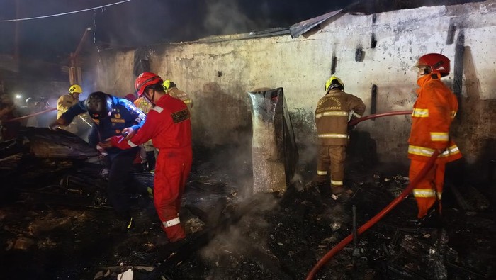 Kebakaran hebat melanda dua rumah warga di Jalan Barawaja Timur, Kota Makassar, Sulawesi Selatan (Sulsel).