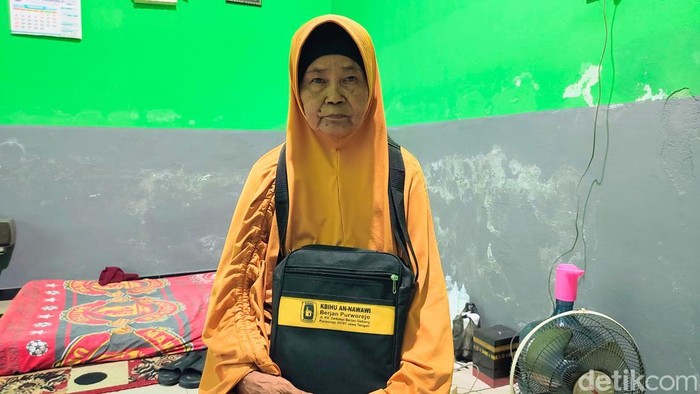 Surtinah, Tukang Pijit Bayi Asal Purworejo yang Nabung Puluhan Tahun demi Berhaji