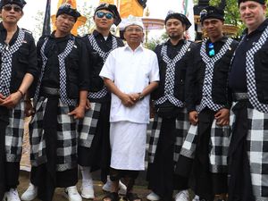 Datang Langsung ke Belanda, Koster Resmikan Pura Pertama di Eropa