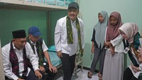 Menteri Sosial Saifullah Yusuf (tengah) melihat kamar asrama saat meninjau persiapan Sekolah Rakyat di kompleks Sentra Terpadu Kartini Temanggung, Jawa Tengah, Minggu (4/5/2025).