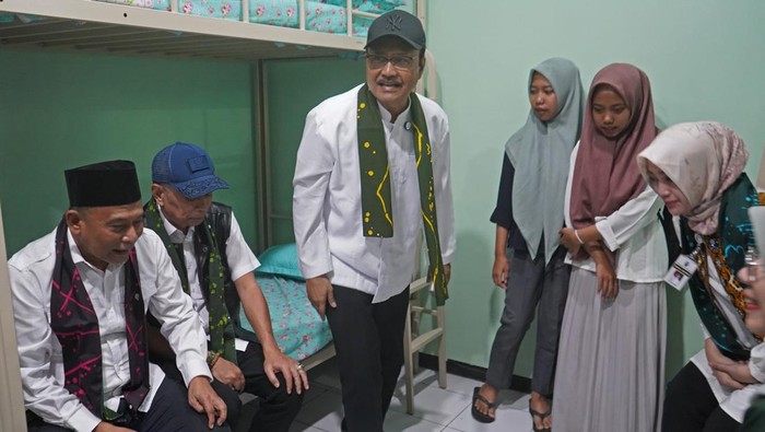 Mensos tinjau persiapan sekolah rakyat di Temanggung Menteri Sosial Saifullah Yusuf (kiri) berbincang dengan wakil bupati Temanggung Nadia Muna (kanan) saat meninjau persiapan Sekolah Rakyat di kompleks Sentra Terpadu Kartini Temanggung, Jawa Tengah, Minggu (4/5/2025). Kunjungan kerja Mensos tersebut untuk melihat secara langsung sarana dan prasarana persiapan Sekolah Rakyat yang dirancang untuk memutus rantai kemiskinan dan membuka masa depan lebih baik. ANTARA FOTO/Anis Efizudin/tom.