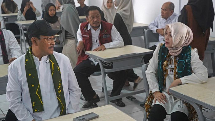 Mensos tinjau persiapan sekolah rakyat di Temanggung Menteri Sosial Saifullah Yusuf (kiri) berbincang dengan wakil bupati Temanggung Nadia Muna (kanan) saat meninjau persiapan Sekolah Rakyat di kompleks Sentra Terpadu Kartini Temanggung, Jawa Tengah, Minggu (4/5/2025). Kunjungan kerja Mensos tersebut untuk melihat secara langsung sarana dan prasarana persiapan Sekolah Rakyat yang dirancang untuk memutus rantai kemiskinan dan membuka masa depan lebih baik. ANTARA FOTO/Anis Efizudin/tom.