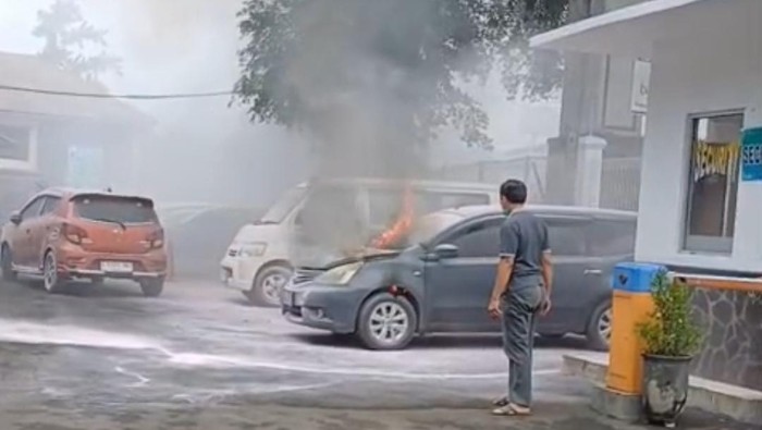 Mobil milik salah satu pengunjung RS Sidawangi saat terbakar