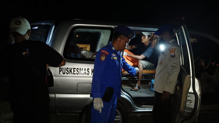 Evakuasi nelayan di Lamongan yang hilang terjatuh di perairan Brondong