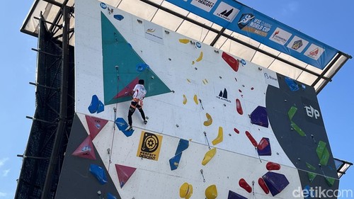Aksi atlet panjat tebing Indonesia saat di ajang IFSC Climbing World Cup Bali 2025 di Peninsula Island, Bali, Minggu (4/5/2025).