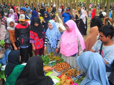 Pasar Kuliner Tradisional di Hutan Jati Kudus Ramai Diserbu Pengunjung