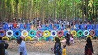Warga mengunjungi Pasar Sarwono di Desa Wonosoco, Kudus, Jawa Tengah, Minggu (4/5/2025).