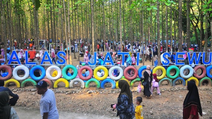 Pasar kuliner tradisional di hutan jati Kudus Warga mengunjungi Pasar Sarwono di Desa Wonosoco, Kudus, Jawa Tengah, Minggu (4/5/2025). Pasar di kawasan hutan jati yang menjual berbagai makanan dan minuman tradisional zaman dulu dan dikelola Bumdes yang digelar setiap 36 hari sekali pada Minggu Legi (penanggalan Jawa) itu untuk mewadahi masyarakat setempat menjual produk hasil pertanian dan perkebunan yang diharapakan dapat meningkatkan perekonomian masyarakat sekaligus upaya membantu UMKM naik kelas. ANTARA FOTO/Yusuf Nugroho/tom.