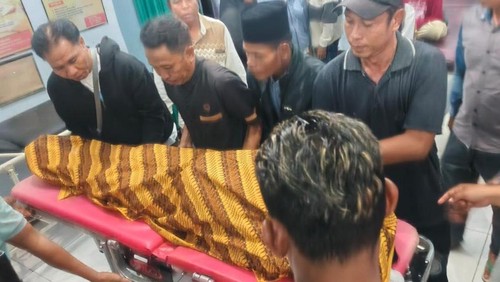 Korban tertembak senapan angin, Ikbal (17), saat tiba di Puskesmas telah dinyatakan meninggal dunia.