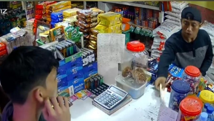 Pelaku saat menyerahkan lembar NEM ke penjaga warung. (Foto: Istimewa)