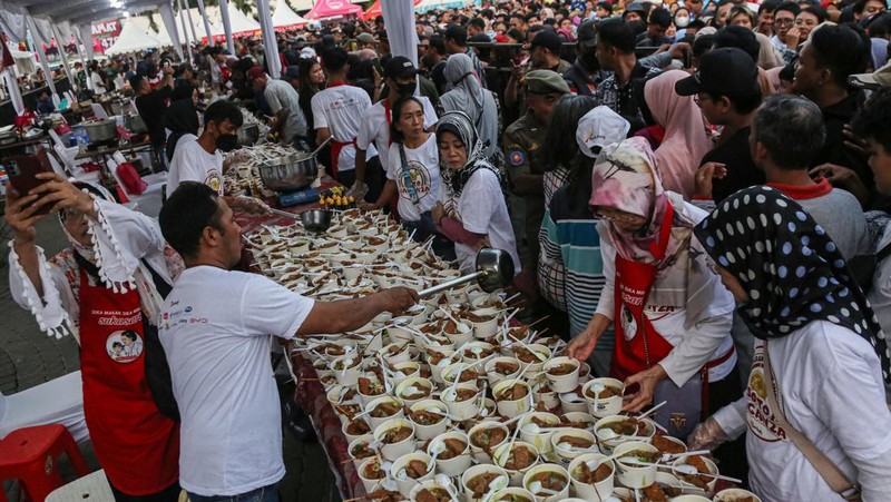 Sejumlah warga antre untuk mengambil soto khas Semarang gratis dalam acara bertajuk Soto Vaganza di halaman Kantor Balai Kota Semarang, Jawa Tengah, Minggu (4/5/2025). Pemecahan rekor muri Lembaga Prestasi Indonesia Dunia (Leprid) dengan menyajikan sebanyak 4.478 porsi soto khas Semarang secara gratis tersebut dalam rangka memperingati HUT ke-478 Kota Semarang sekaligus mengenalkan destinasi wisata kuliner khas kota itu kepada masyarakat luas. ANTARA FOTO/Makna Zaezar/YU