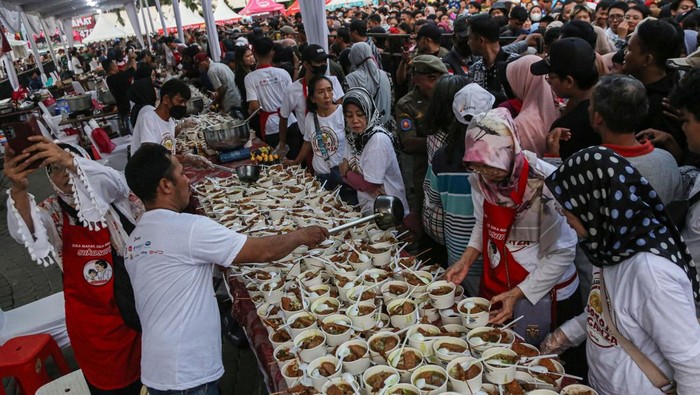 Pembagian 4.478 soto khas Semarang gratis Sejumlah warga antre untuk mengambil soto khas Semarang gratis dalam acara bertajuk Soto Vaganza di halaman Kantor Balai Kota Semarang, Jawa Tengah, Minggu (4/5/2025). Pemecahan rekor muri Lembaga Prestasi Indonesia Dunia (Leprid) dengan menyajikan sebanyak 4.478 porsi soto khas Semarang secara gratis tersebut dalam rangka memperingati HUT ke-478 Kota Semarang sekaligus mengenalkan destinasi wisata kuliner khas kota itu kepada masyarakat luas. ANTARA FOTO/Makna Zaezar/YU