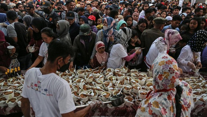 Sejumlah warga antre untuk mengambil soto khas Semarang gratis dalam acara bertajuk Soto Vaganza di halaman Kantor Balai Kota Semarang, Jawa Tengah, Minggu (4/5/2025). Pemecahan rekor muri Lembaga Prestasi Indonesia Dunia (Leprid) dengan menyajikan sebanyak 4.478 porsi soto khas Semarang secara gratis tersebut dalam rangka memperingati HUT ke-478 Kota Semarang sekaligus mengenalkan destinasi wisata kuliner khas kota itu kepada masyarakat luas. ANTARA FOTO/Makna Zaezar/YU