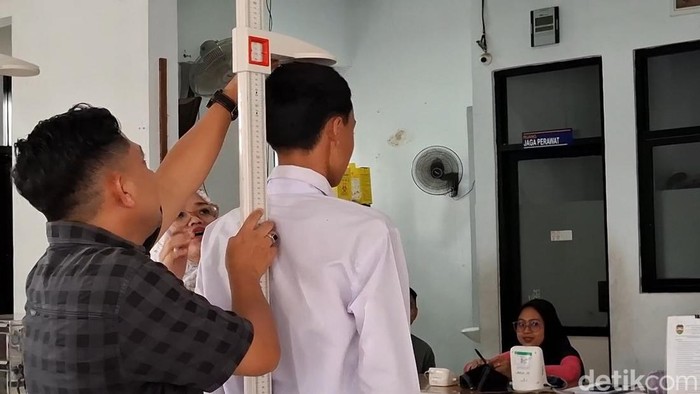 Pemeriksaan siswa yang akan dibina secara militer di Rindam III Siliwangi
