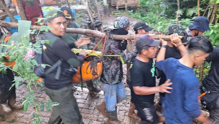 Dramatis Evakuasi Jasad Pendaki Jember dari Jurang Gunung Saeng Bondowoso