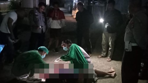 Evakuasi mayat pria di Jalan Perumahan Grand Lovina, Banjar Dinas Celuk Buluh, Desa Kalibukbuk, Buleleng, Sabtu (3/5/2025) dini hari.