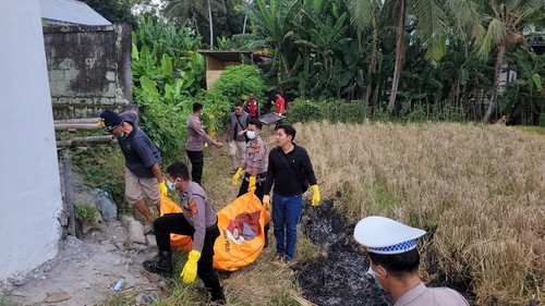 Penemuan mayat pria tanpa identitas memakai helm di Banjar Pangkung Tibah, Kecamatan Kediri, Tabanan, Minggu (4/5/2025).