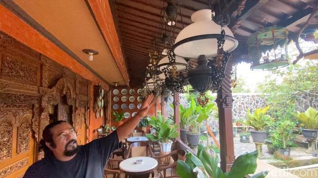 Arya Ahmad Zakaria warga Kelurahan Semampir, Banjarnegara mendulang cuan dari jual beli barang antik. Omzet hingga ratusan juta rupiah.