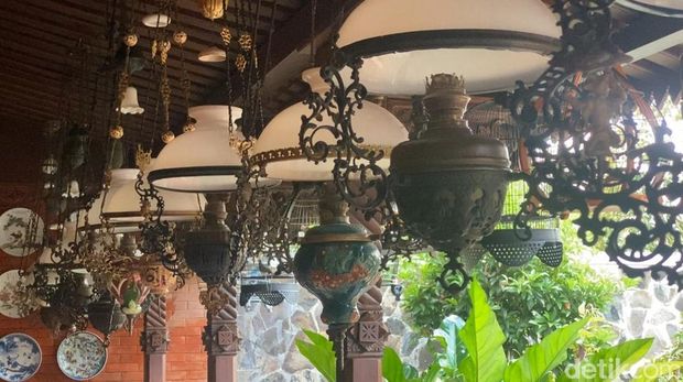 Arya Ahmad Zakaria warga Kelurahan Semampir, Banjarnegara mendulang cuan dari jual beli barang antik. Omzet hingga ratusan juta rupiah.