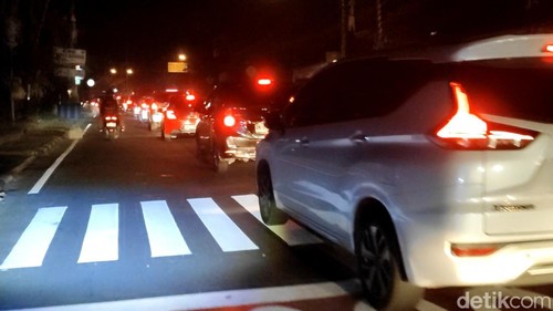 Penumpukan kendaraan di Badung, Bali, Minggu (4/5/2025).