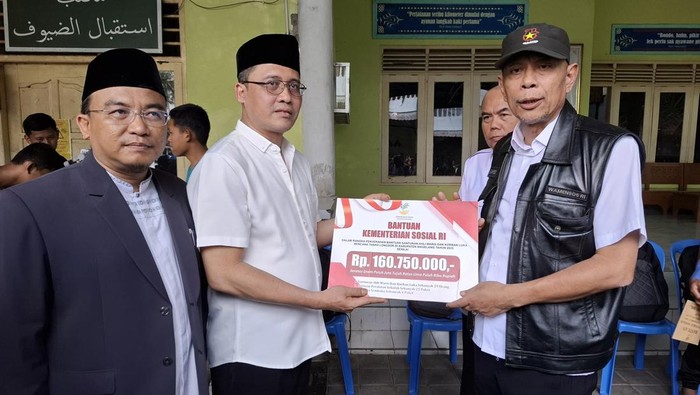 Wakil Menteri Sosial Agus Jabo Priyono mengerahkan tali asih kepada Pondok Modern Gontor 5 yang diterima Bupati Magelang Grengseng Pamuji, Minggu (4/5/2025).