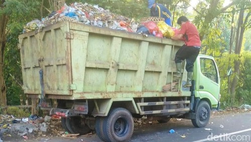 Petugas mengangkut sampah di Karangasem, Minggu (4/5/2025).