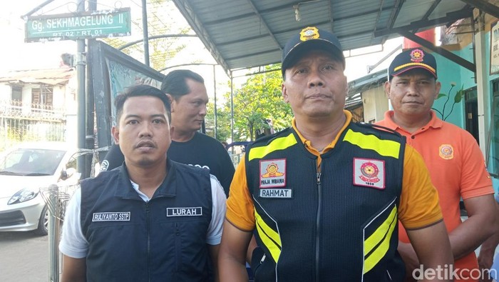 Plt Kabid Penegakkan Perda Satpol-PP Kota Cirebon, Rahmat (kanan)