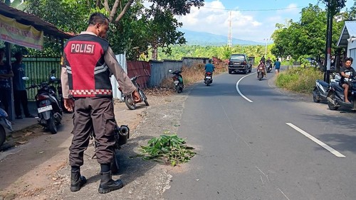Polisi melakukan olah TKP di lokasi kecelakaan maut pemotor di Lombok Utara, NTB, Minggu (4/5/2025).