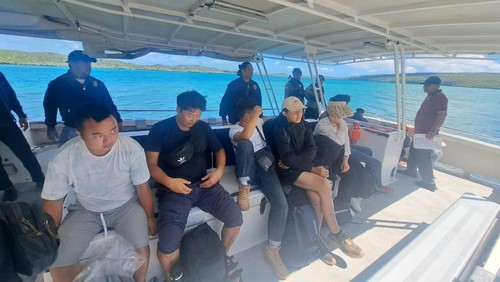 Polisi mengamankan enam warga China dan lima warga asal Sulawesi Tenggara di Kecamatan Rote Barat Daya, Kabupaten Rote Ndao, NTT, Minggu (4/5/2025).