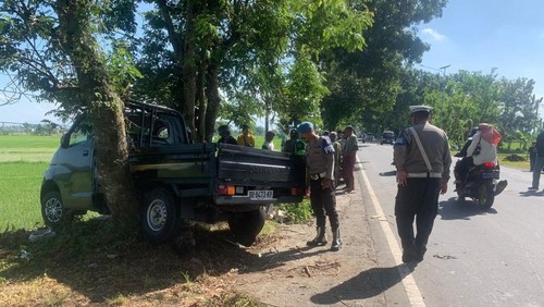 Polisi olah TKP kecelakaan pikap di Jalan Imam Bonjol, Kelurahan Gerung Utara, Kecamatan Gerung, Lombok Barat, NTB, Minggu (4/5/2025).