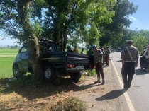 Pikap Angkut 20 Orang Tabrak Pohon di Lombok Barat, 1 Tewas