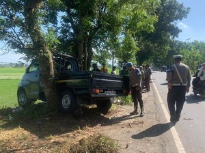 Pikap Angkut 20 Orang Tabrak Pohon di Lombok Barat, 1 Tewas