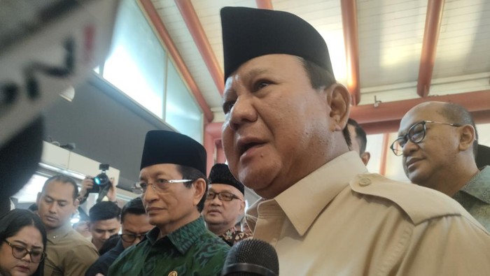 Presiden Prabowo Subianto dan Menag Nasaruddin Umar usai meresmikan Terminal Khusus Haji-Umrah 2F Bandara Soetta, Tangerang, Banten, Minggu (4/5/2025).