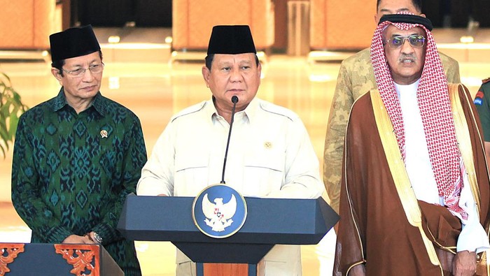 Presiden Prabowo Subianto (tengah) didampingi Menteri Agama Nasaruddin Umar (ketiga kiri) dan Duta Besar Arab Saudi untuk Indonesia H.E. Mr. Faisal Bin Abdullah H. Amodi (kanan) menyapa jamaah calon haji  kloter 9 Jakarta usai meresmikan Terminal Khusus Haji dan Umrah di Terminal 2 F Bandara Soekarno Hatta, Tangerang, Banten, Minggu (4/5/2025). Hadirnya Terminal Khusus Haji dan Umrah tersebut merupakan bentuk penghormatan bagi bangsa sendiri, terutama bagi para jamaah yang akan bertolak dan pulang dari Tanah Suci. ANTARA FOTO/Muhammad Iqbal/YU