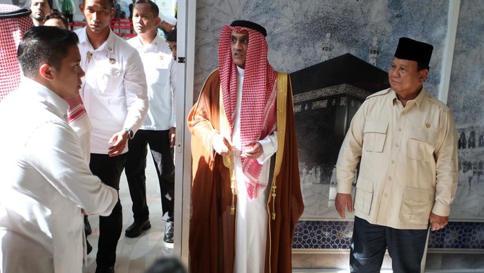 Presiden Prabowo Subianto (tengah) didampingi Menteri Agama Nasaruddin Umar (ketiga kiri) dan Duta Besar Arab Saudi untuk Indonesia H.E. Mr. Faisal Bin Abdullah H. Amodi (kanan) menyapa jamaah calon haji  kloter 9 Jakarta usai meresmikan Terminal Khusus Haji dan Umrah di Terminal 2 F Bandara Soekarno Hatta, Tangerang, Banten, Minggu (4/5/2025). Hadirnya Terminal Khusus Haji dan Umrah tersebut merupakan bentuk penghormatan bagi bangsa sendiri, terutama bagi para jamaah yang akan bertolak dan pulang dari Tanah Suci. ANTARA FOTO/Muhammad Iqbal/YU
