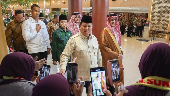 Presiden Prabowo Subianto (tengah) didampingi Menteri Agama Nasaruddin Umar (ketiga kiri) dan Duta Besar Arab Saudi untuk Indonesia H.E. Mr. Faisal Bin Abdullah H. Amodi (kanan) menyapa jamaah calon haji  kloter 9 Jakarta usai meresmikan Terminal Khusus Haji dan Umrah di Terminal 2 F Bandara Soekarno Hatta, Tangerang, Banten, Minggu (4/5/2025). Hadirnya Terminal Khusus Haji dan Umrah tersebut merupakan bentuk penghormatan bagi bangsa sendiri, terutama bagi para jamaah yang akan bertolak dan pulang dari Tanah Suci. ANTARA FOTO/Muhammad Iqbal/YU