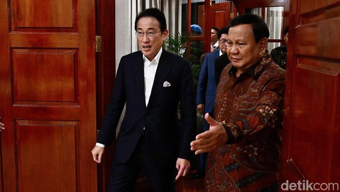 Presiden Prabowo Subianto dan Utusan Khusus Perdana Menteri Jepang, yang juga eks PM Jepang, Fumio Kishida. (Foto: Cahyo - Biro Pers Sekretariat Presiden)
