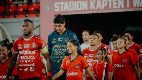 Privat Mbarga (depan) saat ditunjuk menjadi kapten Bali United vs PSIS Semarang di pekan ke-31 Liga 1 2024/2025.