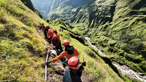 Proses evakuasi jenazah pendaki Malaysia meninggal terjatuh di jalur Torean, Gunung Rinjani, Lombok, NTB, Minggu (4/5/2025).