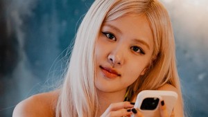 Rosé baru-baru ini dikonfirmasi mengisi OST film Hollywood berjudul F1.