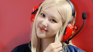 Wajah Rosé mejeng di akun resmi F1. Dia terlihat mengenakan jaket kulit biru dengan headphone berlogo Ferrari berwarna merah.
