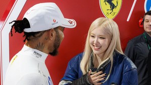 Momen Rosé ketemu pebalap F1 Lewis Hamilton. Semringah banget sih, Rosie!
