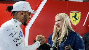 Keduanya sempat beramah tamah dan menautkan tangan satu sama lain.