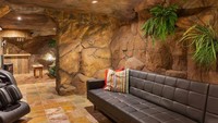 Sebuah rumah di 10 Primula Blvd, Gowanbrae, Australia punya gua dan air terjun buatan di halaman belakang. Rumah ini terjual seharga 1,02 juta dolar Australia atau setara Rp 10,9 miliar pada 2019.