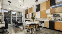 Rumah di 55 Tarrengower St, Yarraville, Australia terjual pada 2022 seharga 1,025 juta dolar Australia atau setara Rp 10,9 miliar. Fasadnya yang futuristic saja sudah menyita perhatian tetangga, apalagi kalau melihat isinya ada jemuran berwarna putih menggantung dari plafon.