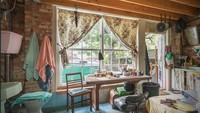 Lalu, ada rumah di Fitzroy North yang menghadirkan toilet located di dapur. Meski konsepnya aneh, rumah itu terjual seharga 1,19 juta dolar Australia atau Rp 12,7 miliar pada 2017.